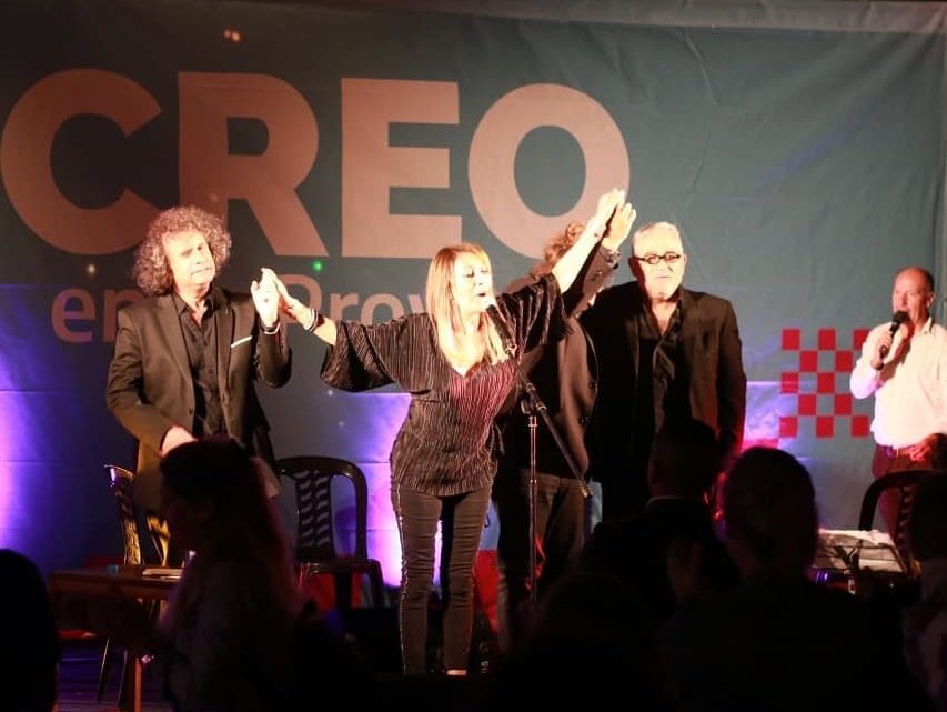 RANCHOS: Adriana Varela brillo en el escenario y deleito con su música