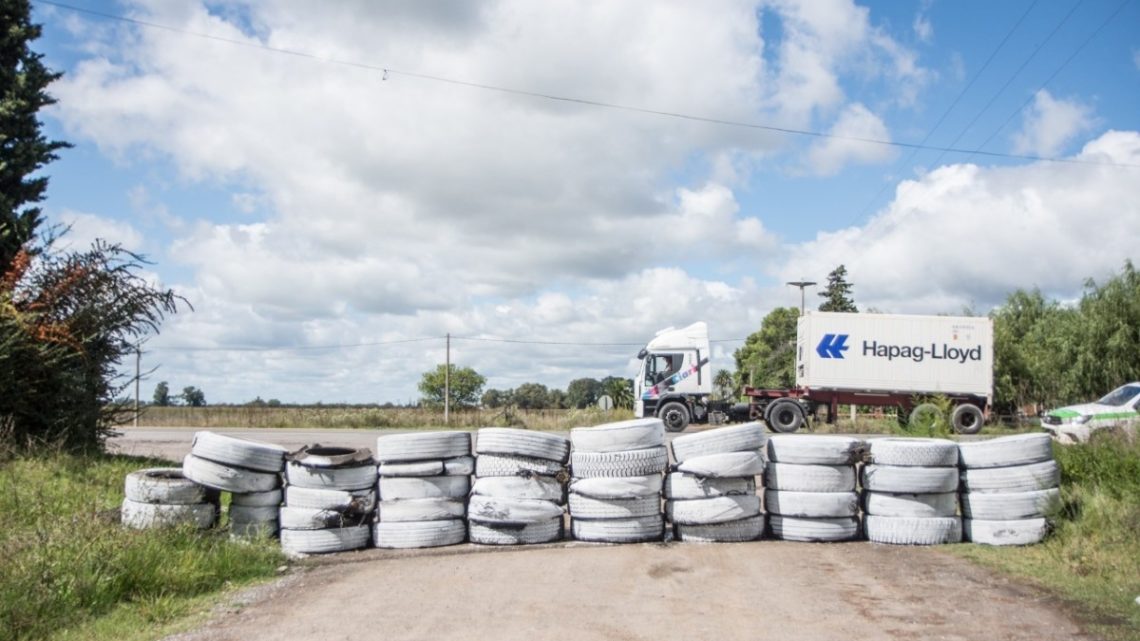 LAS FLORES: Se vallaron accesos alternativos a la ciudad LAS FLORES: Se vallaron accesos alternativos a la ciudad