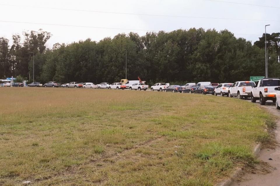 IRRESPONSABILIDAD: Largas colas para entrar a Villa Gesell y Pinamar IRRESPONSABILIDAD: Largas colas para entrar a Villa Gesell y Pinamar