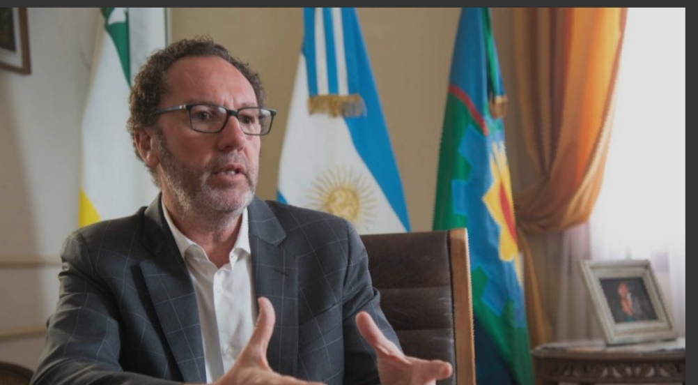 Harto de los desobedientes, intendente decreta el toque de queda en su municipio