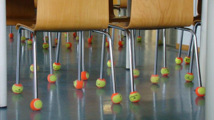 Para no molestar a niño con autismo: Escuela instala pelotas de tenis en mesas y sillas por el ruido que genera moverlas