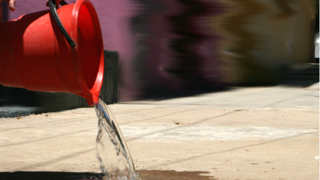 PILA: Los vecinos podrán lavar las veredas con agua y lavandina