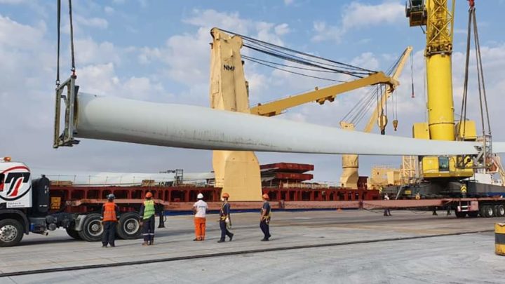 CASTELLI: Ya esta en marcha la instalación del primer molino eólico