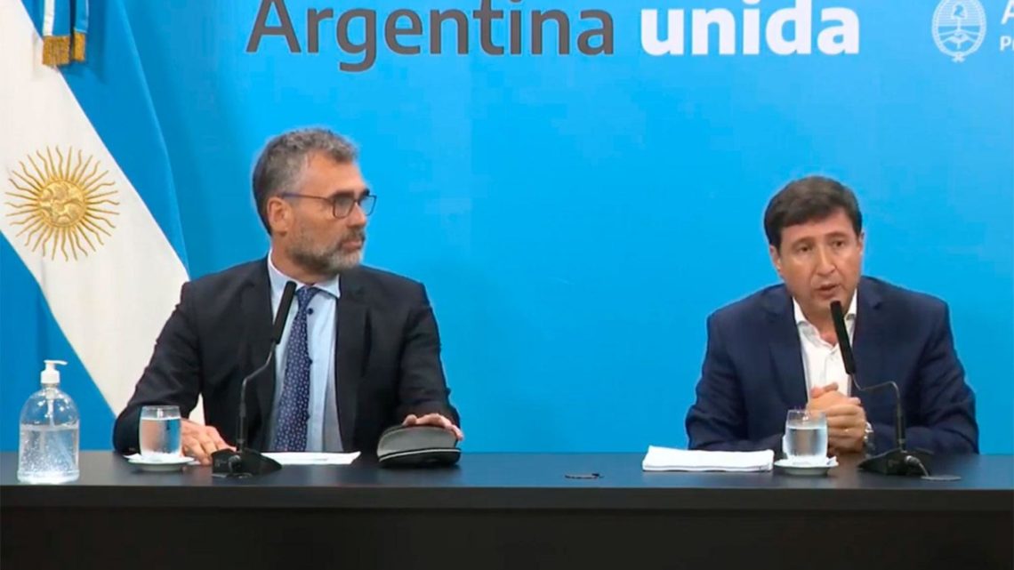 Arroyo echó a 15 funcionarios por la compra de alimentos con sobreprecios Arroyo echó a 15 funcionarios por la compra de alimentos con sobreprecios