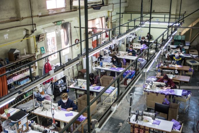 LAS FLORES: El taller municipal y cooperativa contex realizaron mas de 5 mil barbijos quirúrgicos LAS FLORES: El taller municipal y cooperativa contex realizaron mas de 5 mil barbijos quirúrgicos