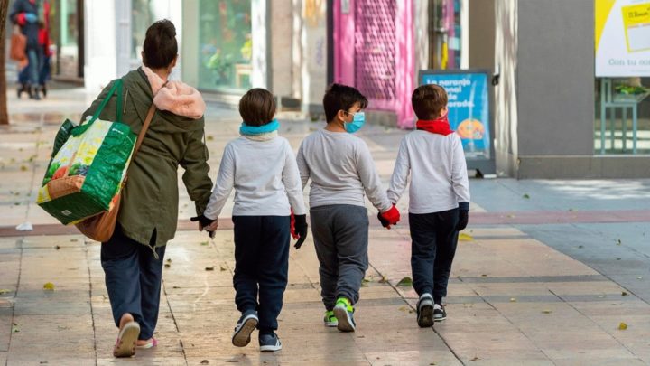 Cuarentena Fase 4: Los padres con hijos a cargo podrán hacer compras acompañados