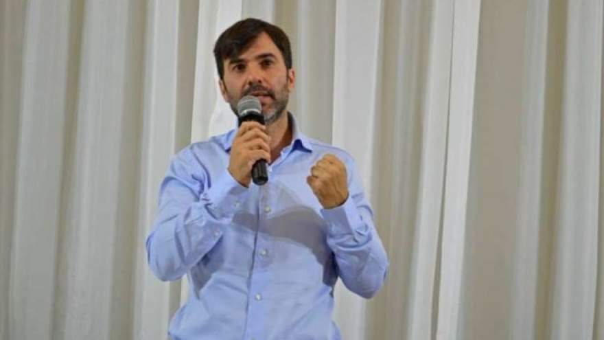CASTELLI: El intendente anuncio un bono de casi 5000 pesos a municipales CASTELLI: El intendente anuncio un bono de casi 5000 pesos a municipales