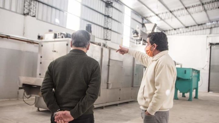 LAS FLORES: El Intendente Gelene recorrió la nueva fábrica de rebozadores