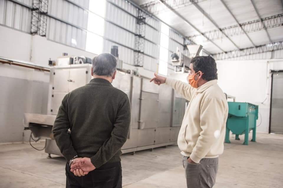 LAS FLORES: El Intendente Gelene recorrió la nueva fábrica de rebozadores LAS FLORES: El Intendente Gelene recorrió la nueva fábrica de rebozadores