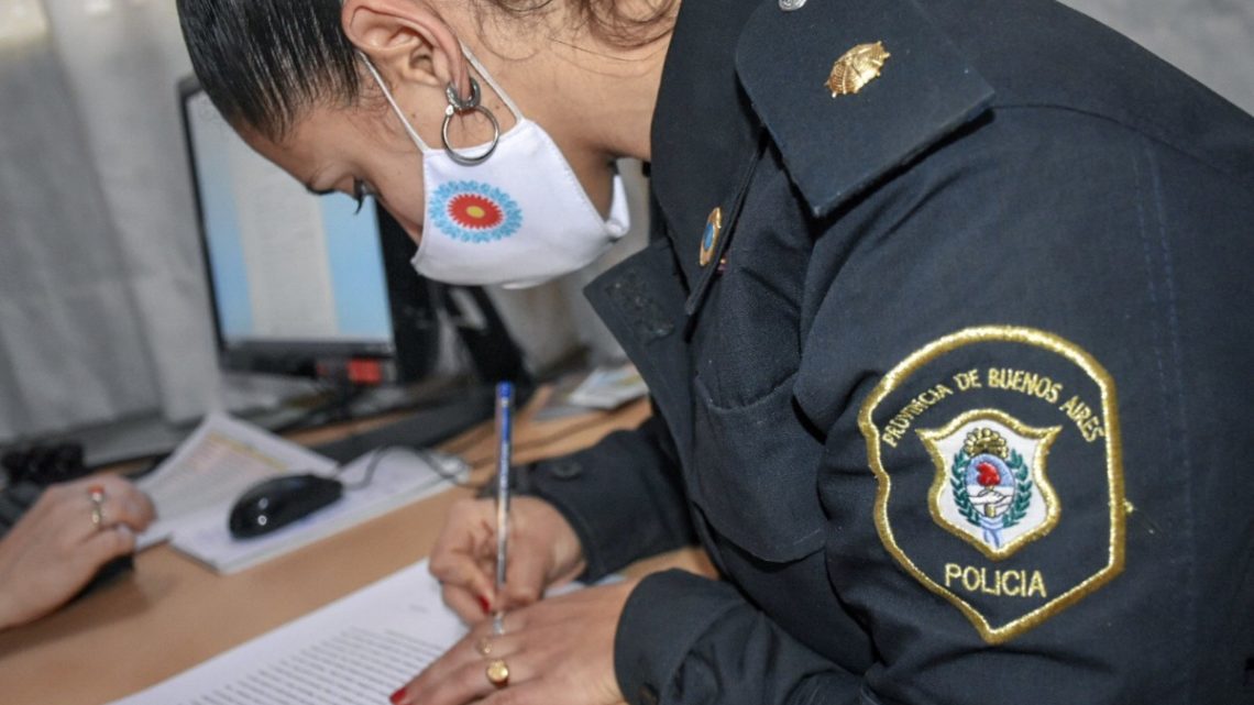 CASTELLI: Policías firmaron las actas de entrega de las 24 viviendas CASTELLI: Policías firmaron las actas de entrega de las 24 viviendas