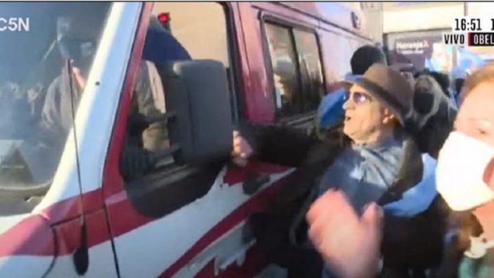 Brutal ataque y censura a periodistas en la marcha por la propiedad privada y la República