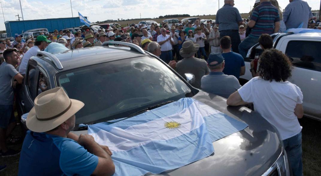 Nuevo banderazo del sector agropecuario por la propiedad privada y la República Nuevo banderazo del sector agropecuario por la propiedad privada y la República