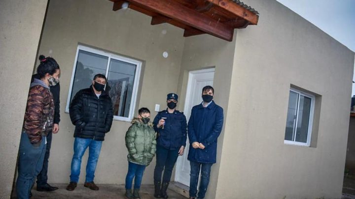 CASTELLI: El intendente Echarren inauguró el primer barrio de Policía