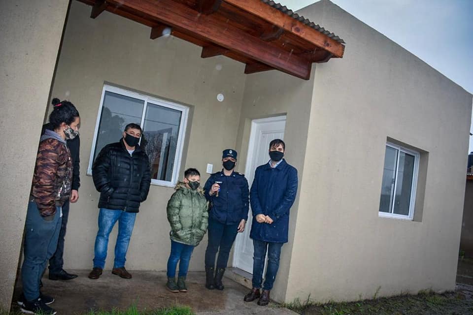 CASTELLI: El intendente Echarren inauguró el primer barrio de Policía CASTELLI: El intendente Echarren inauguró el primer barrio de Policía