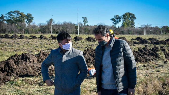 CASTELLI: Echarren y Katopodis recorrieron los barrios y firmaron convenio para obra de saneamiento
