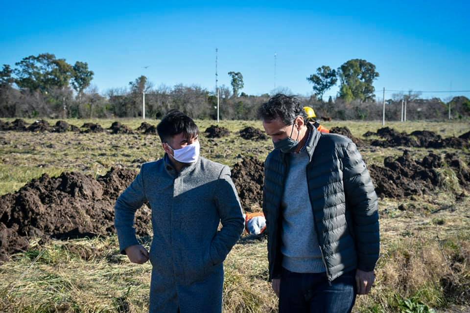 CASTELLI: Echarren y Katopodis recorrieron los barrios y firmaron convenio para obra de saneamiento CASTELLI: Echarren y Katopodis recorrieron los barrios y firmaron convenio para obra de saneamiento