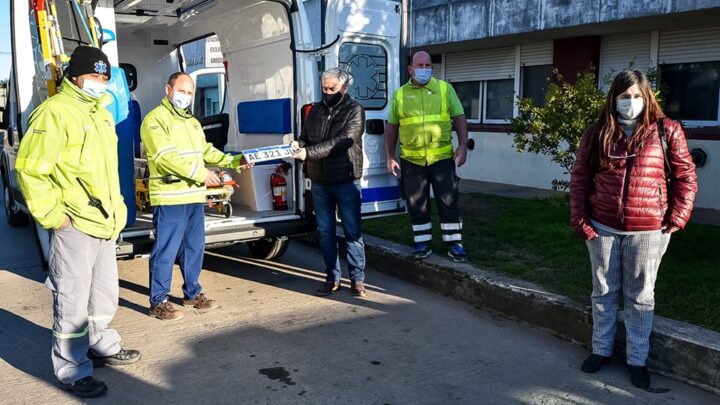 CHASCOMUS: El Intendente entregó una nueva ambulancia de alta complejidad