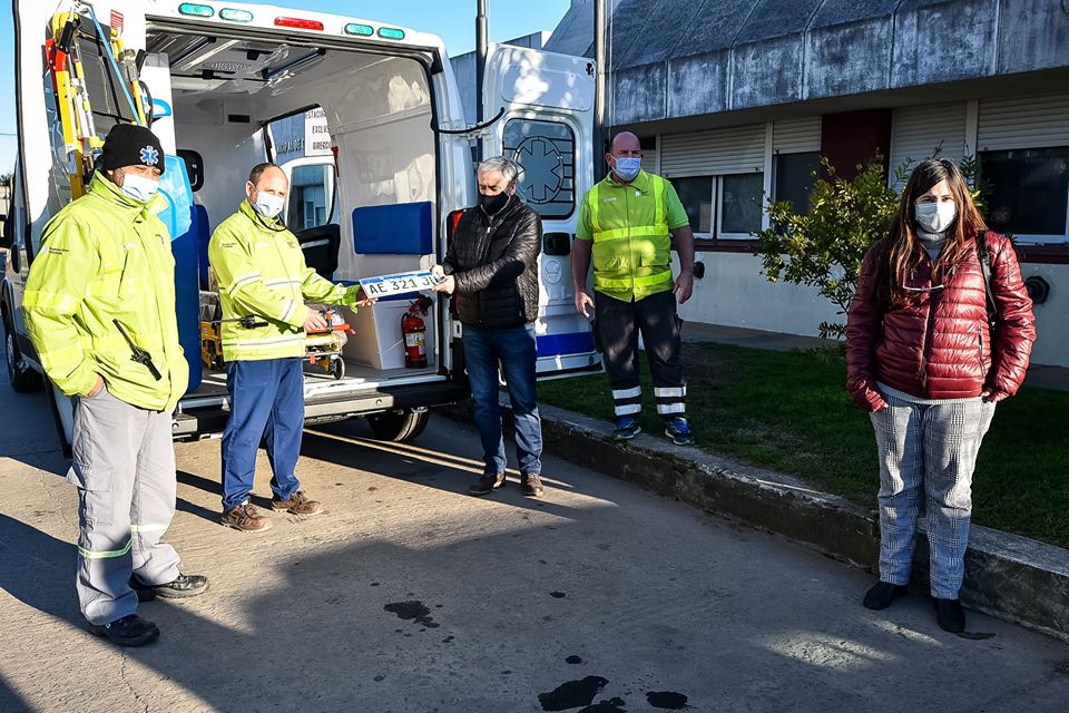 CHASCOMUS: El Intendente entregó una nueva ambulancia de alta complejidad