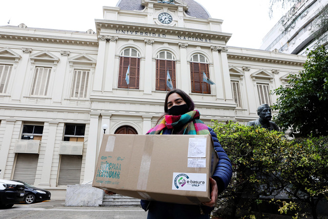 Comenzó la entrega gratuita de computadoras a estudiantes de la UNLP