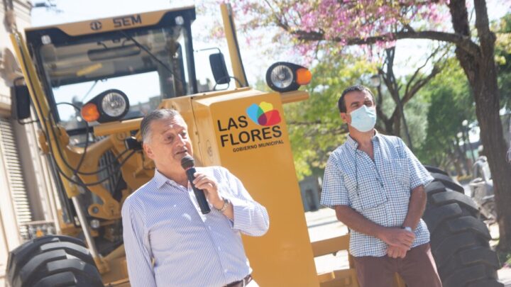 Importante inversión: El Municipio de Las Flores compró una nueva motoniveladora