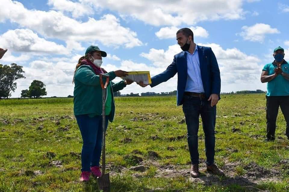 Echarren entregó 22 hectareas que darán comienzo a la primer Colonia Agroecológica de la región Echarren entregó 22 hectareas que darán comienzo a la primer Colonia Agroecológica de la región