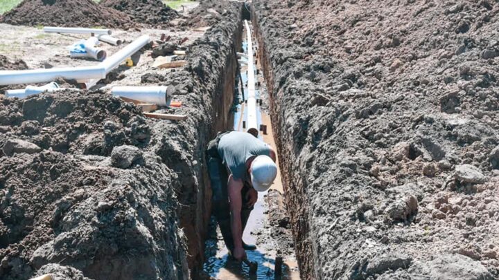 En Castelli avanza una obra de cloaca que beneficiará a 120 nuevos lotes en la zona sur