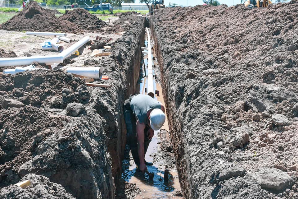En Castelli avanza una obra de cloaca que beneficiará a 120 nuevos lotes en la zona sur