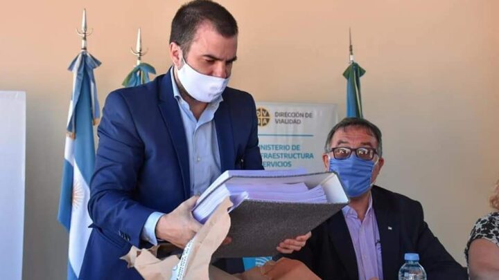 Francisco Echarren: “Estas obras van a consolidar los caminos rurales de Castelli”
