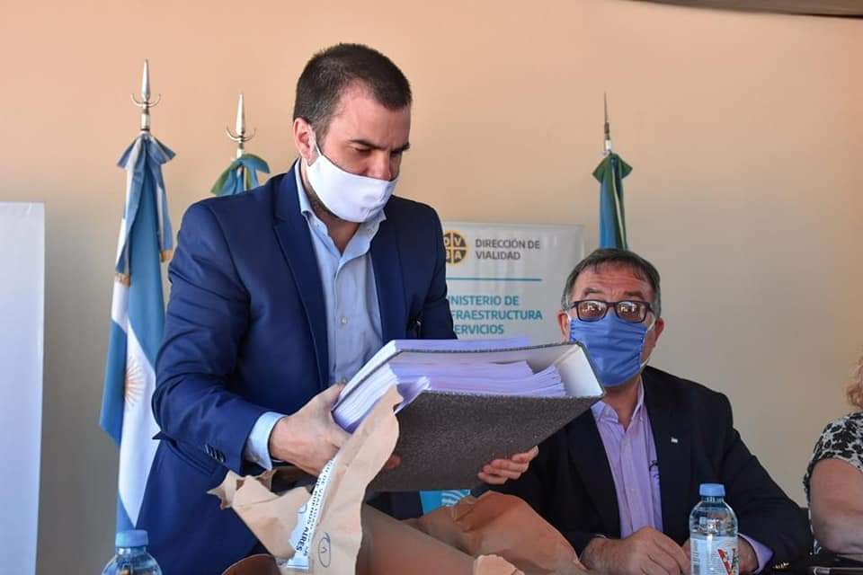 Francisco Echarren: “Estas obras van a consolidar los caminos rurales de Castelli” Francisco Echarren: “Estas obras van a consolidar los caminos rurales de Castelli”