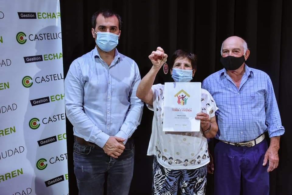 CASTELLI: El Municipio realizó la entrega de nuevas viviendas a vecinos CASTELLI: El Municipio realizó la entrega de nuevas viviendas a vecinos