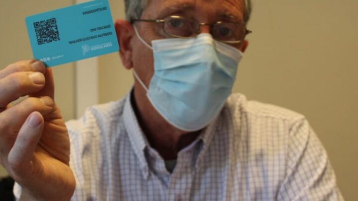 Walker instó a vacunarse y mostró su credencial “hay una campaña de fomento del miedo pero es mentira”