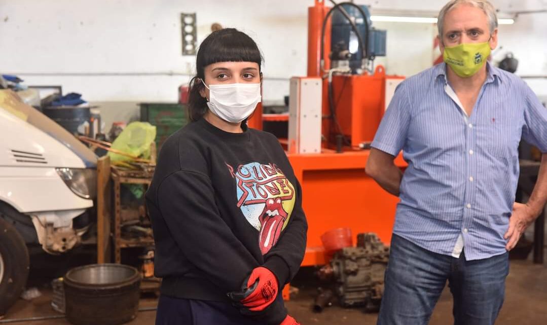 CHASCOMUS: Martina Olivera es nueva mecánica del taller municipal CHASCOMUS: Martina Olivera es nueva mecánica del taller municipal