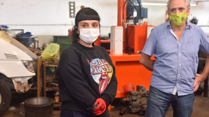 CHASCOMUS: Martina Olivera es nueva mecánica del taller municipal