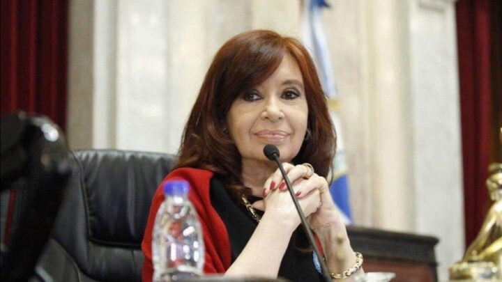 Cristina Kirchner renunció a su sueldo y criticó a la Corte Suprema
