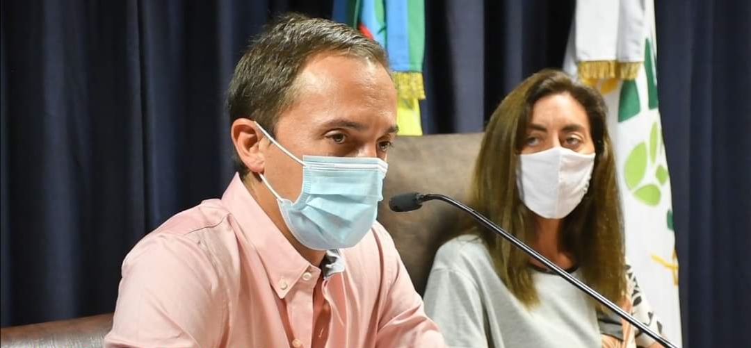 Interpelaron al Director Larrañaga y no pudo explicar por qué vacunó a funcionarios municipales Interpelaron al Director Larrañaga y no pudo explicar por qué vacunó a funcionarios municipales