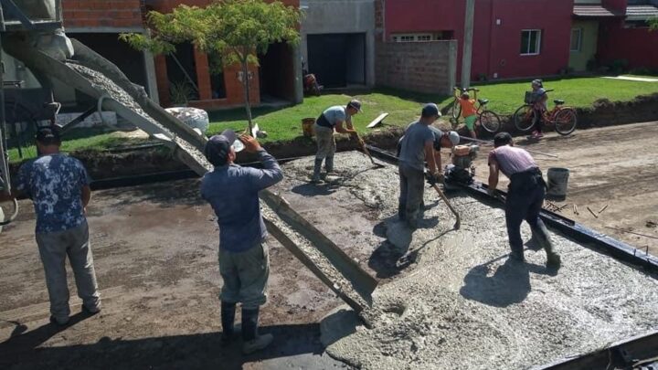 Continúa el plan de hormigonado de calles de Castelli