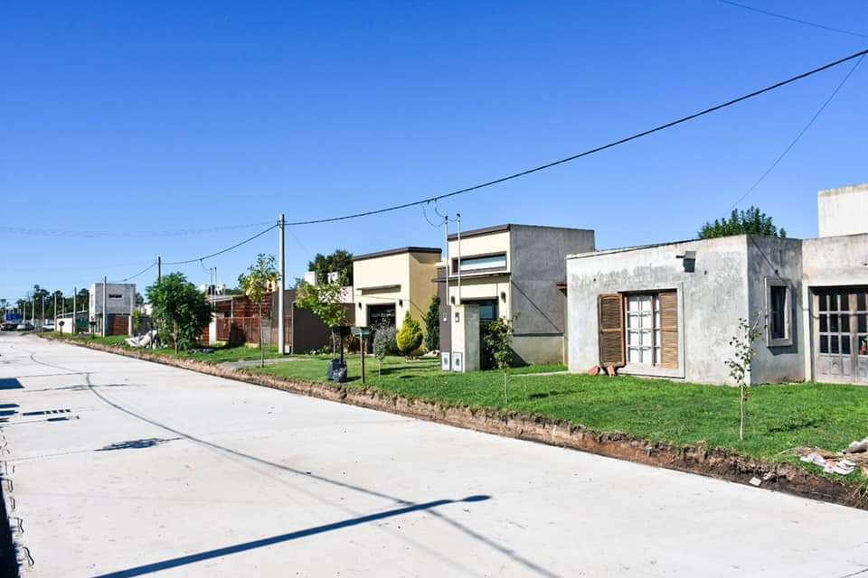 CASTELLI: Avanza la obra de asfalto en el barrio 17 de octubre y calle Saavedra CASTELLI: Avanza la obra de asfalto en el barrio 17 de octubre y calle Saavedra