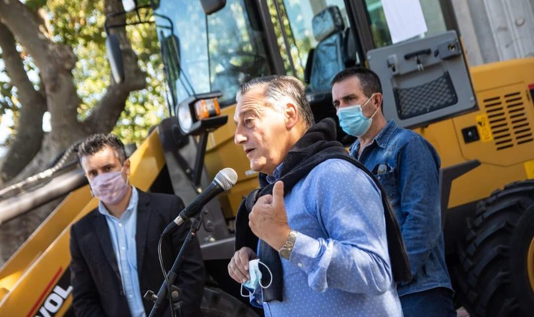 LAS FLORES: El Municipio adquirió 3 nuevas Palas Cargadoras LAS FLORES: El Municipio adquirió 3 nuevas Palas Cargadoras