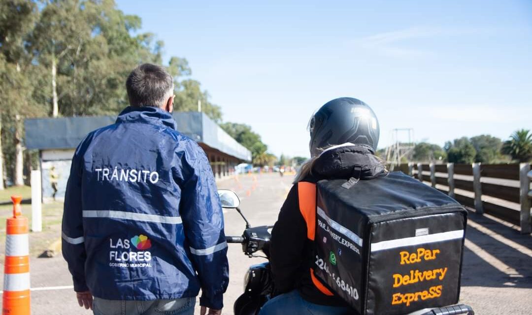 LAS FLORES: El Municipio capacita en seguridad vial a deliverys y motomandados LAS FLORES: El Municipio capacita en seguridad vial a deliverys y motomandados