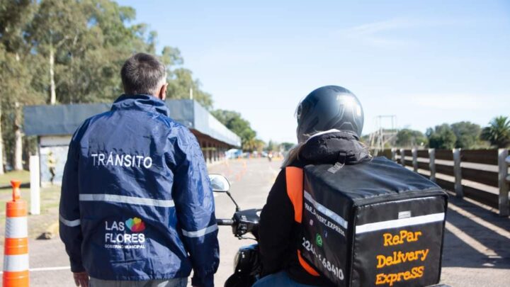 LAS FLORES: El Municipio capacita en seguridad vial a deliverys y motomandados