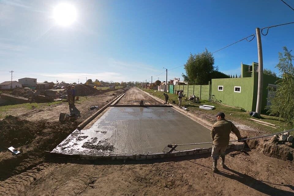 CASTELLI: Avanza la obra de asfalto en el Barrio 17 de Octubre CASTELLI: Avanza la obra de asfalto en el Barrio 17 de Octubre