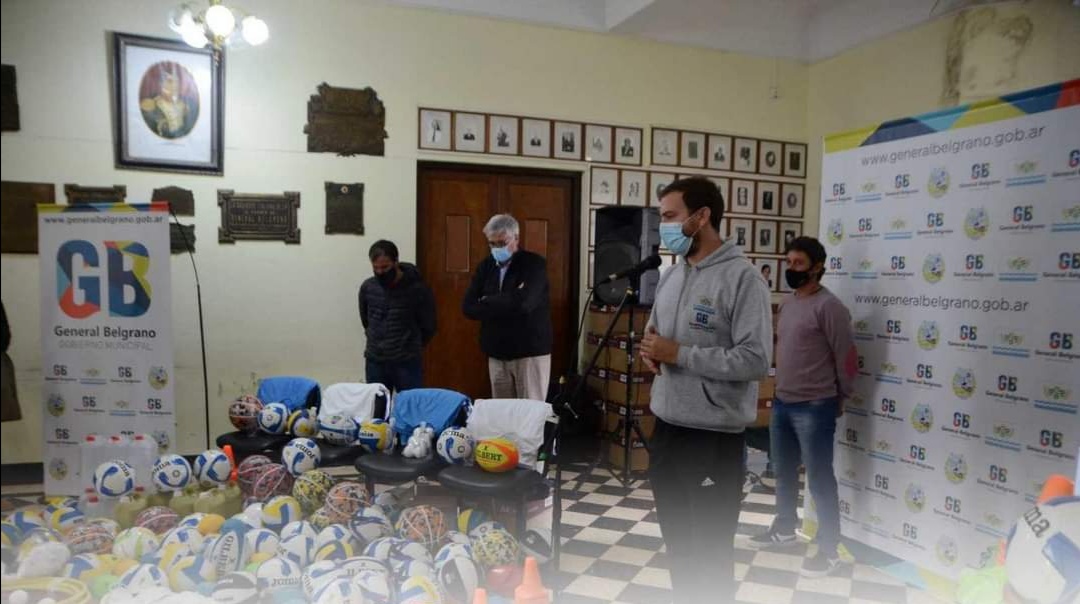 Fondos asignados por la Provincia posibilitó la entrega de materiales deportivos a instituciones belgranenses Fondos asignados por la Provincia posibilitó la entrega de materiales deportivos a instituciones belgranenses