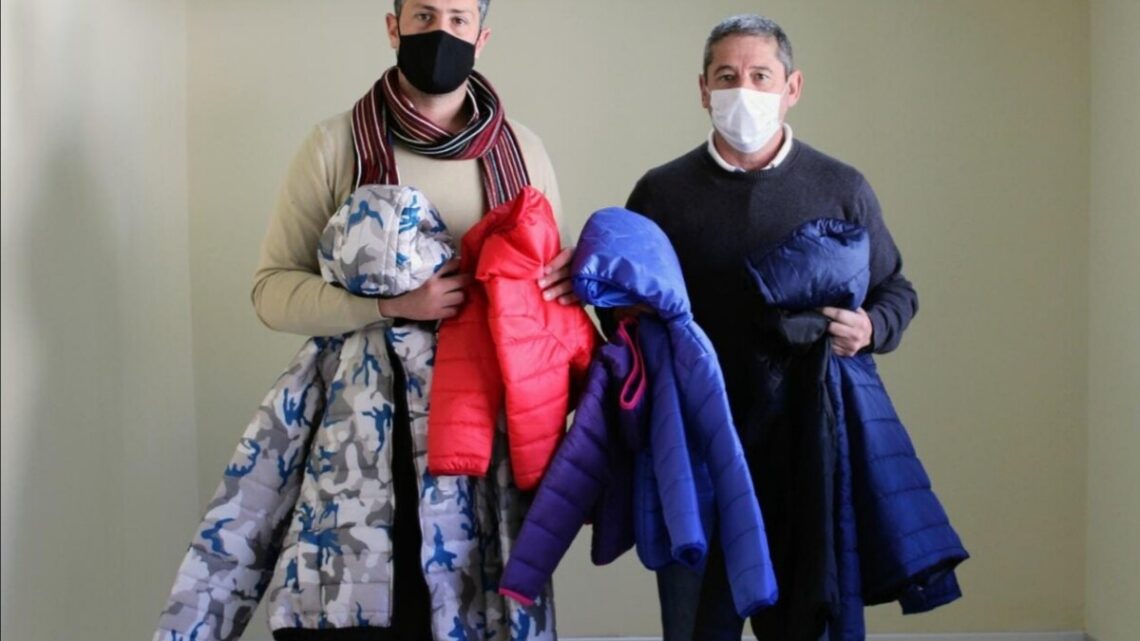 PILA: EL INTENDENTE LE ENTREGARÁ UNA CAMPERA A CADA ESTUDIANTE DEL DISTRITO PILA: EL INTENDENTE LE ENTREGARÁ UNA CAMPERA A CADA ESTUDIANTE DEL DISTRITO