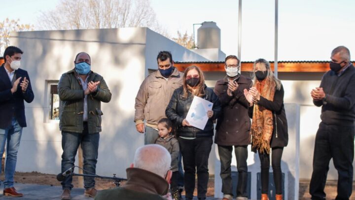 RANCHOS: El Intendente Álvarez y el Ministro Simone entregaron 9 viviendas en Loma Verde