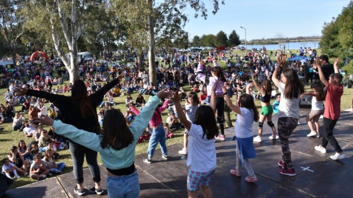 COMENZÓ LA SEMANA DE CASTELLI  CON HERMOSO DOMINGO CULTURAL EN LA LAGUNA