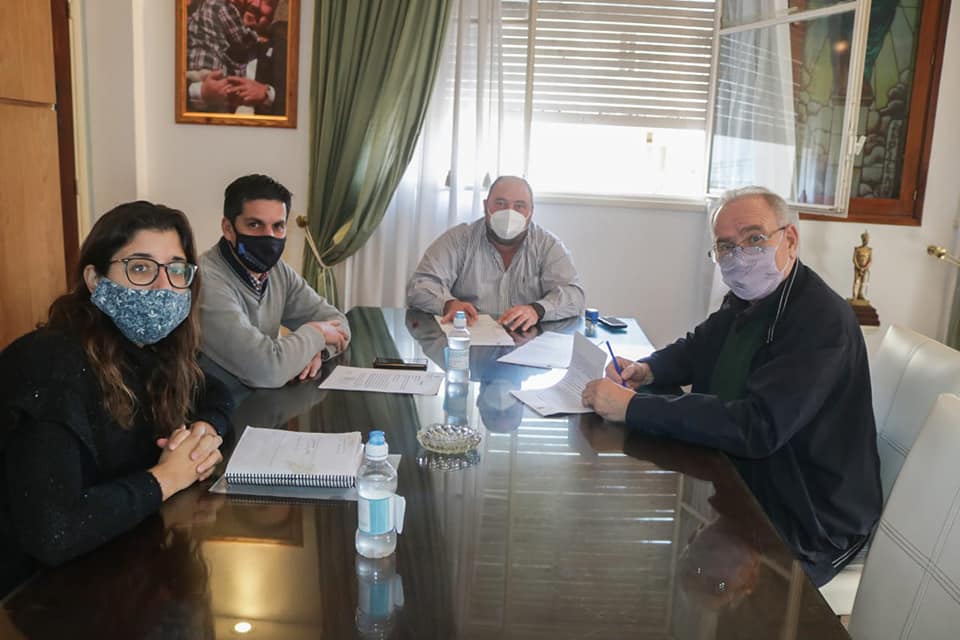 RANCHOS: El Intendente Álvarez firmó contrato para la construcción de una estación de bombeo y ampliación de red cloacal RANCHOS: El Intendente Álvarez firmó contrato para la construcción de una estación de bombeo y ampliación de red cloacal