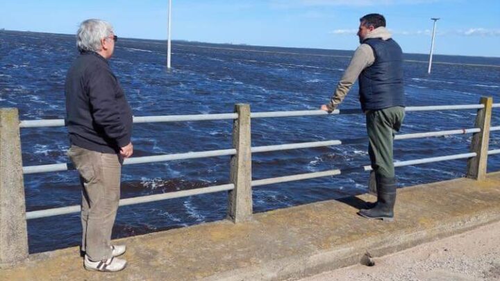 Sin descanso: Walker recorrió la zona afectada por la lluvia.