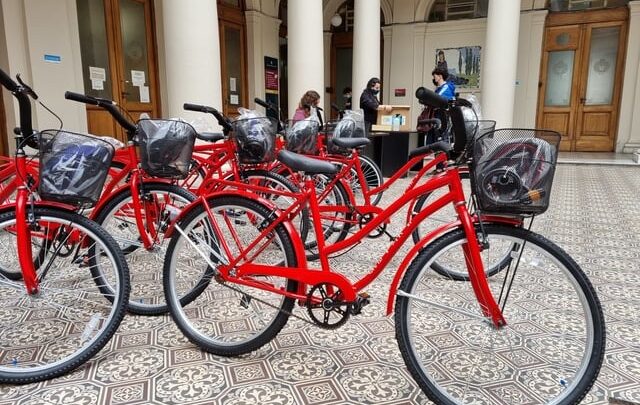 La UNLP entregó bicicletas a sus estudiantes