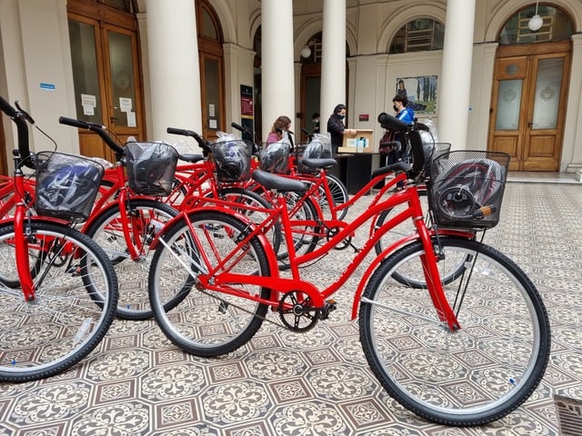 La UNLP entregó bicicletas a sus estudiantes La UNLP entregó bicicletas a sus estudiantes