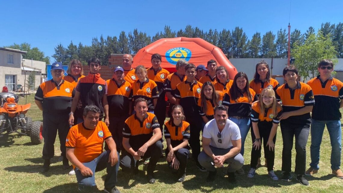 CASTELLI: EL INTENDENTE ENTREGÓ UN NUEVO MÓVIL Y EQUIPAMIENTO A LA DIRECCIÓN MUNICIPAL DE DEFENSA CIVIL CASTELLI: EL INTENDENTE ENTREGÓ UN NUEVO MÓVIL Y EQUIPAMIENTO A LA DIRECCIÓN MUNICIPAL DE DEFENSA CIVIL